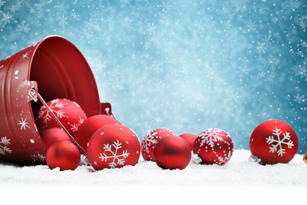 Boules de Noël rouges sur fond bleu avec des flocons de neige