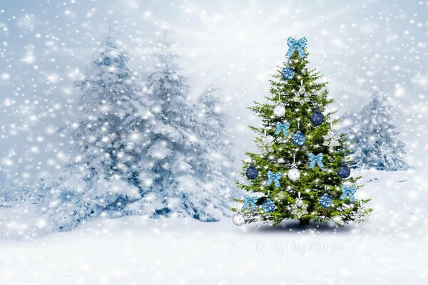 Forêt d hiver avec arbre de Noël décoré