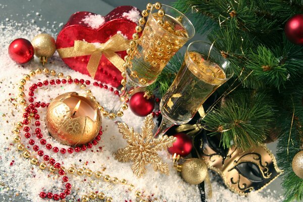Due bicchieri con uno sciamano e una candela accesa vicino all abete di Capodanno