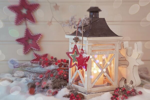 Decorazioni per il nuovo anno con cenere di montagna e candela