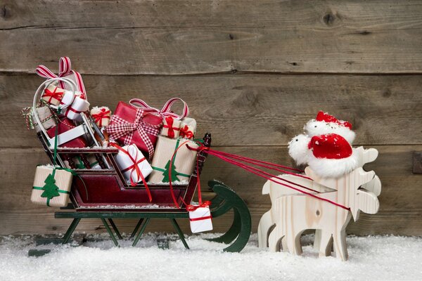 Rennes en bois et traîneau avec des cadeaux