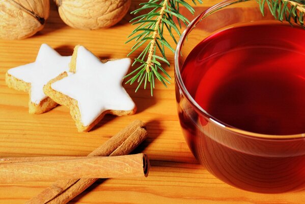 Taza de té, galletas de jengibre y canela