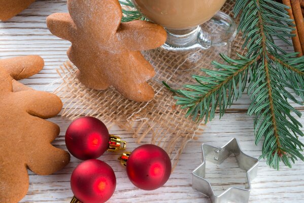 Drei rote Weihnachtsspielzeuge und ein Lebkuchenmann