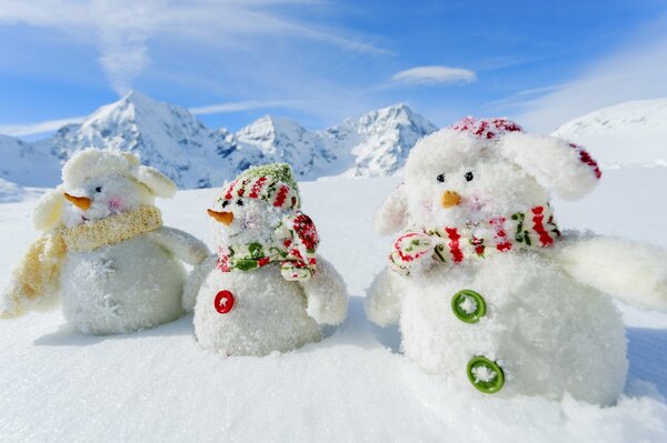 Familia de muñecos de nieve blancos