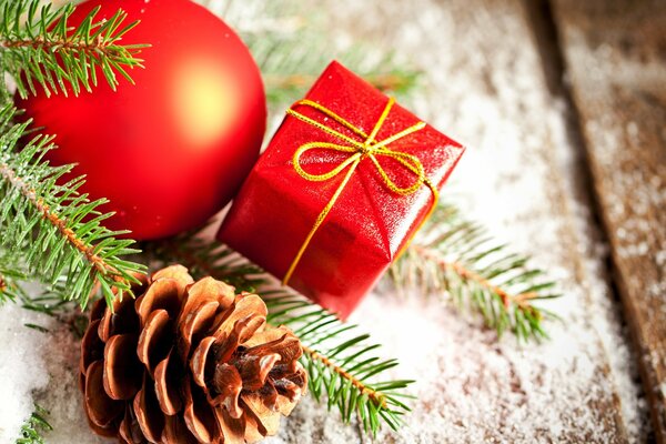 Árbol de Navidad, regalos, decoraciones para el año Nuevo