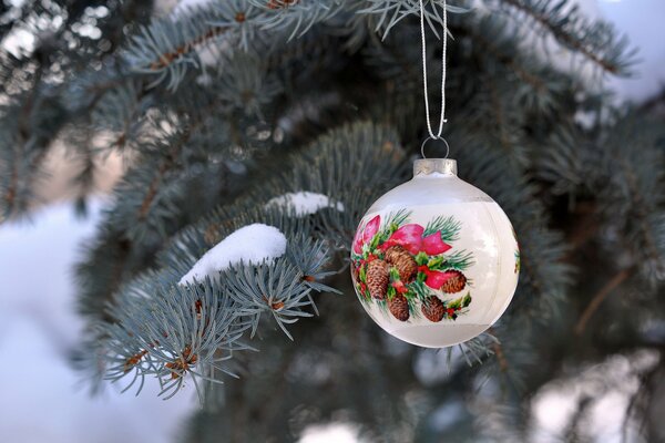 Weihnachtsbaum Spielzeug im Wald am Weihnachtsbaum