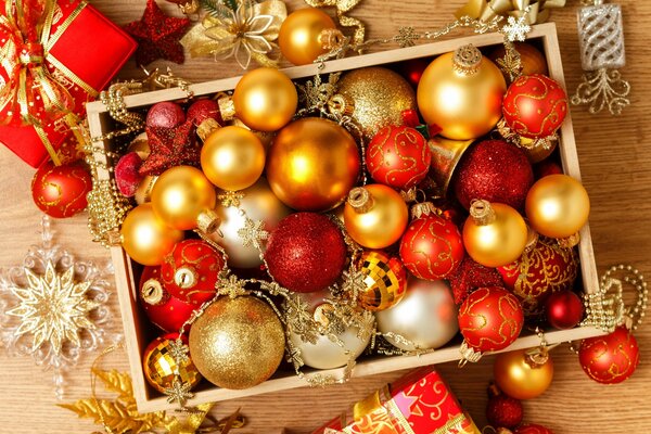 Dans la boîte d or se trouvent des boules de Noël