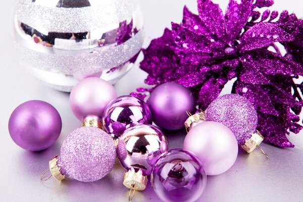 Purple Christmas balls on the Christmas tree