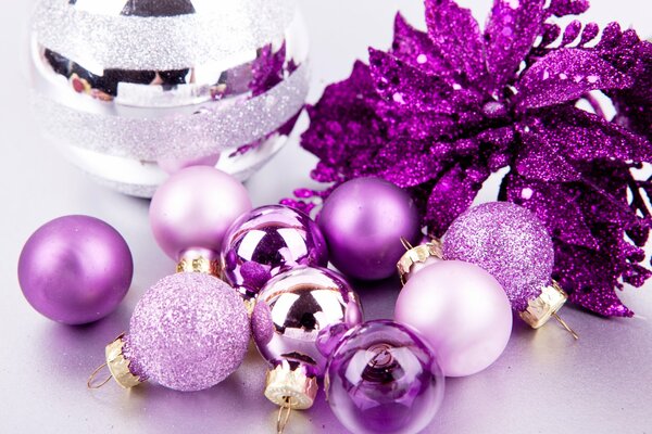 Palle di Natale viola sull albero di Natale
