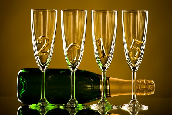 Champagne et verres pour la réunion du nouvel an