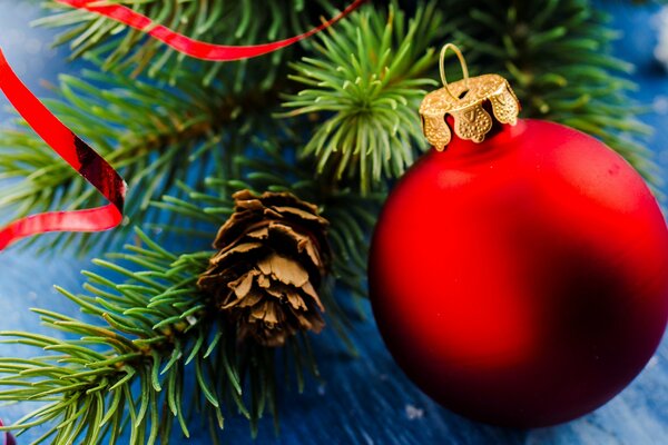 Große rote Kugel auf einem Weihnachtsbaum Hintergrund