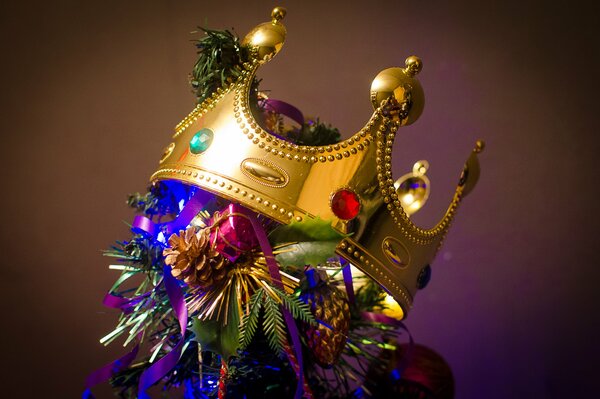 Arbre de Noël avec beaucoup de décorations de Noël