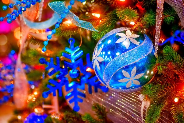 Glowing garland on a green Christmas tree