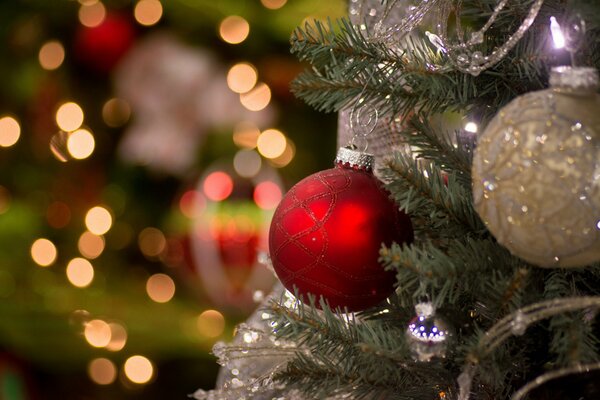Due palle di Natale appese all albero di Natale sullo sfondo delle luci