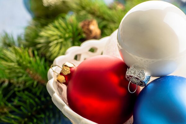 Новогодние ёлочные игрушки белые, красные и синии
