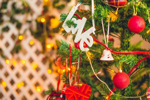 L albero di Natale è decorato con perline e cuori di giocattoli rossi
