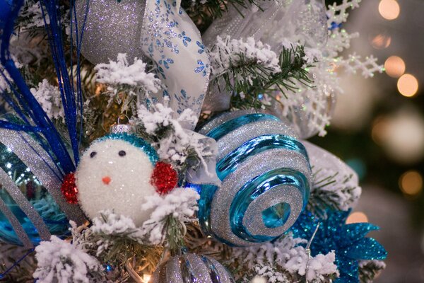 Weihnachtsbaum mit blauen Weihnachtskugeln und weißen Bändern