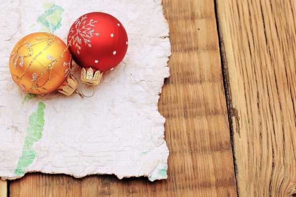 Juguetes de Navidad en el fondo de la mesa