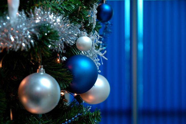 Neujahrsdekor in blauen Farbtönen