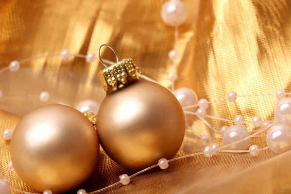 Boules d or et perles pour décorer l arbre de Noël pour le Nouvel an
