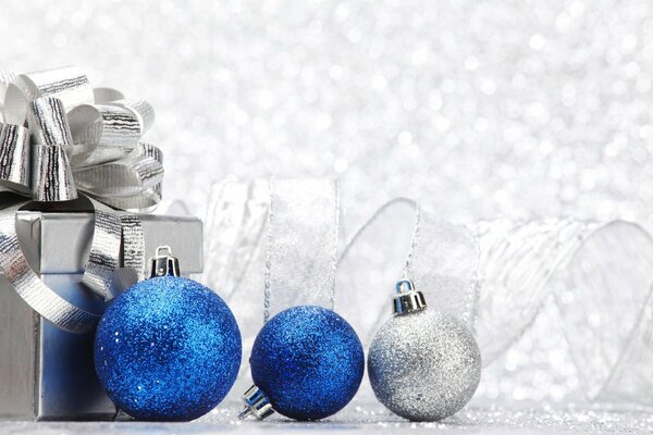 Niebieskie i białe kulki jako prezent na Boże Narodzenie