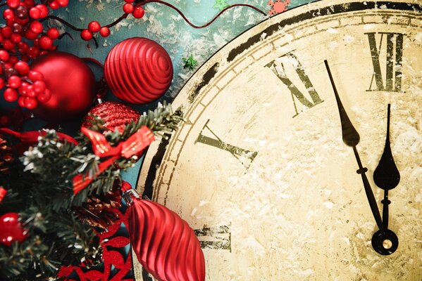 Neujahrskarte ohne fünf Minuten zwölf mit Ornamenten