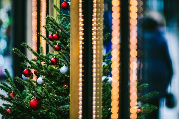 Arbre de Noël décoré avec des lumières