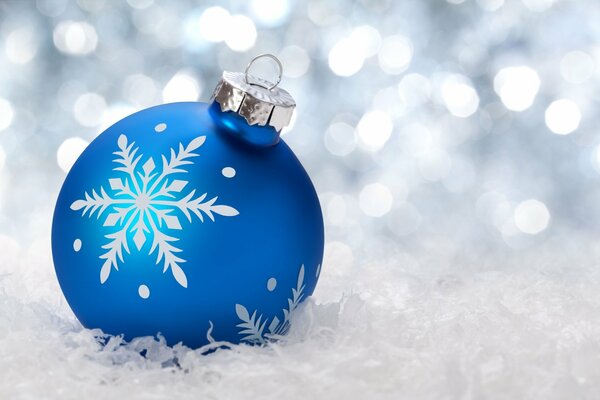 Świąteczna niebieska kula na śniegu