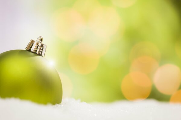 Зелёный новогодний шар в рождество