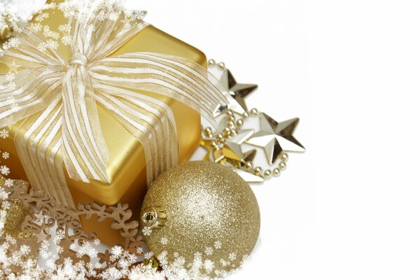 Regalo di Natale, stelle e palla di Natale in oro su sfondo bianco