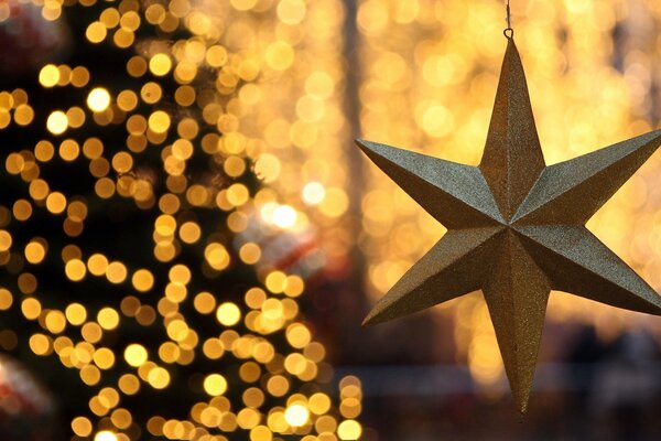 Estrella de año nuevo en el fondo de las luces de la calle