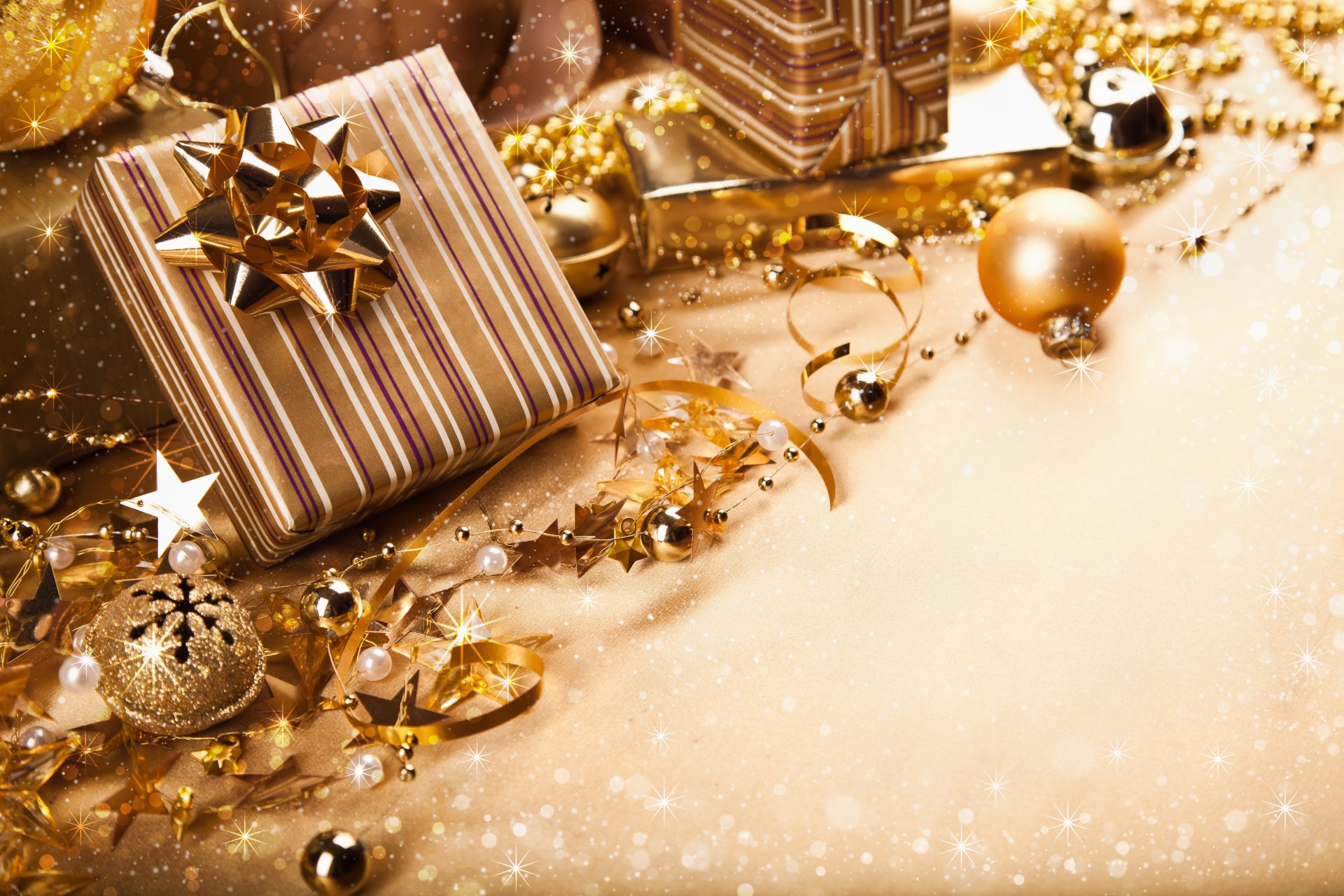 geschenke bänder bögen boxen gold kugeln dekorationen neujahr weihnachten feiertage