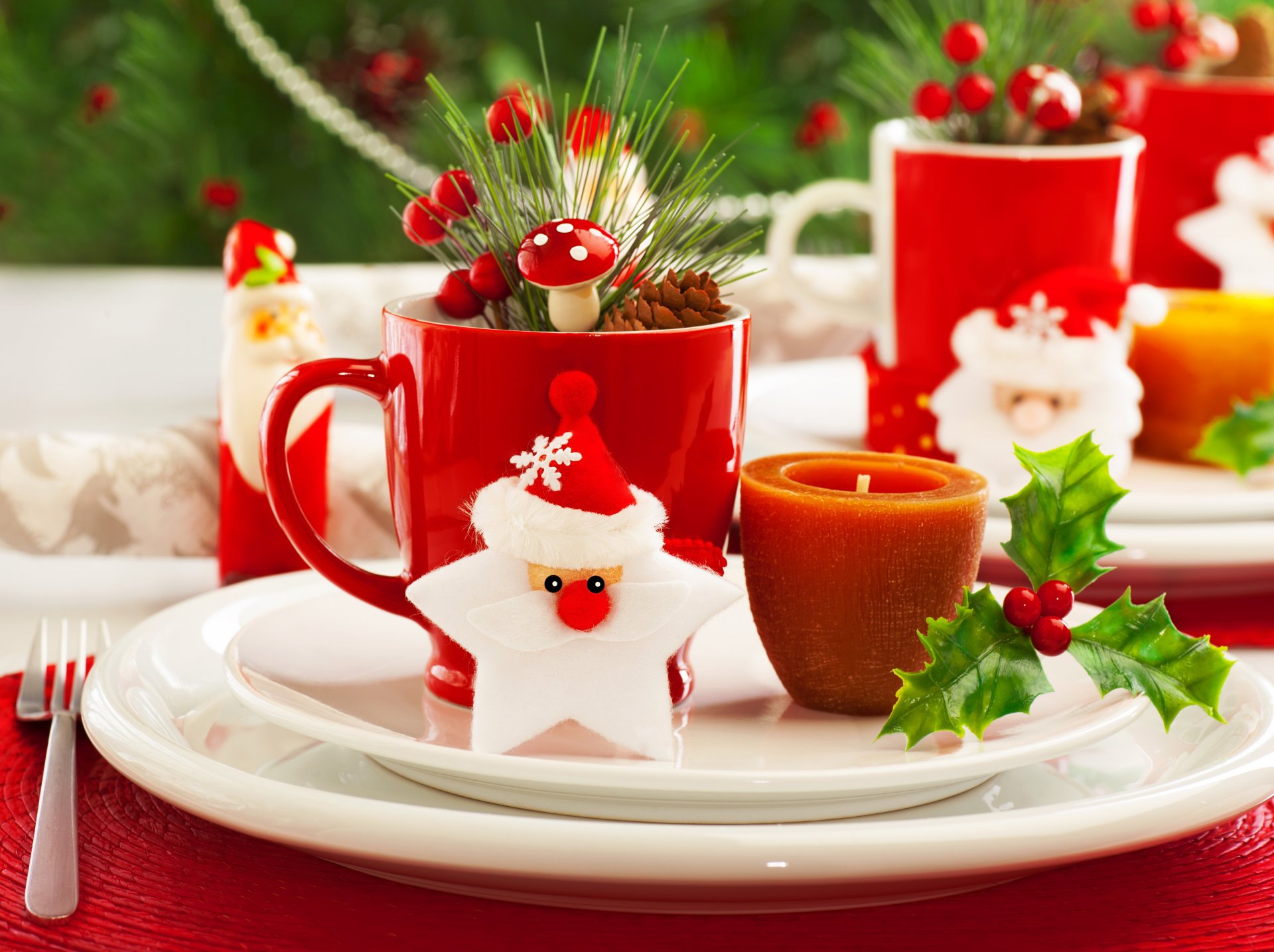 platos tenedor taza santa claus cono ramas bayas hojas vela