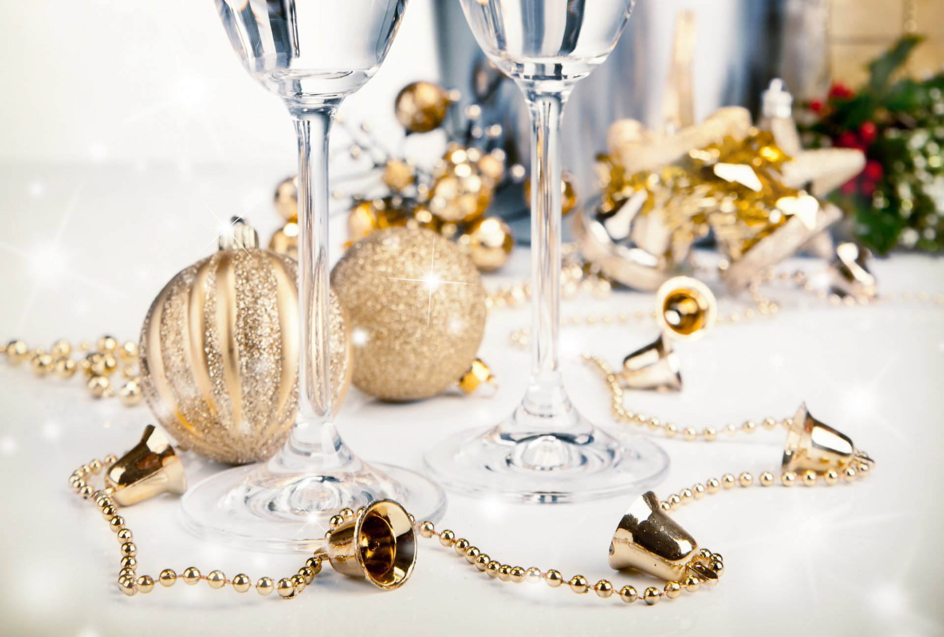 cloches guirlandes décorations de noël verres à vin champagne boules