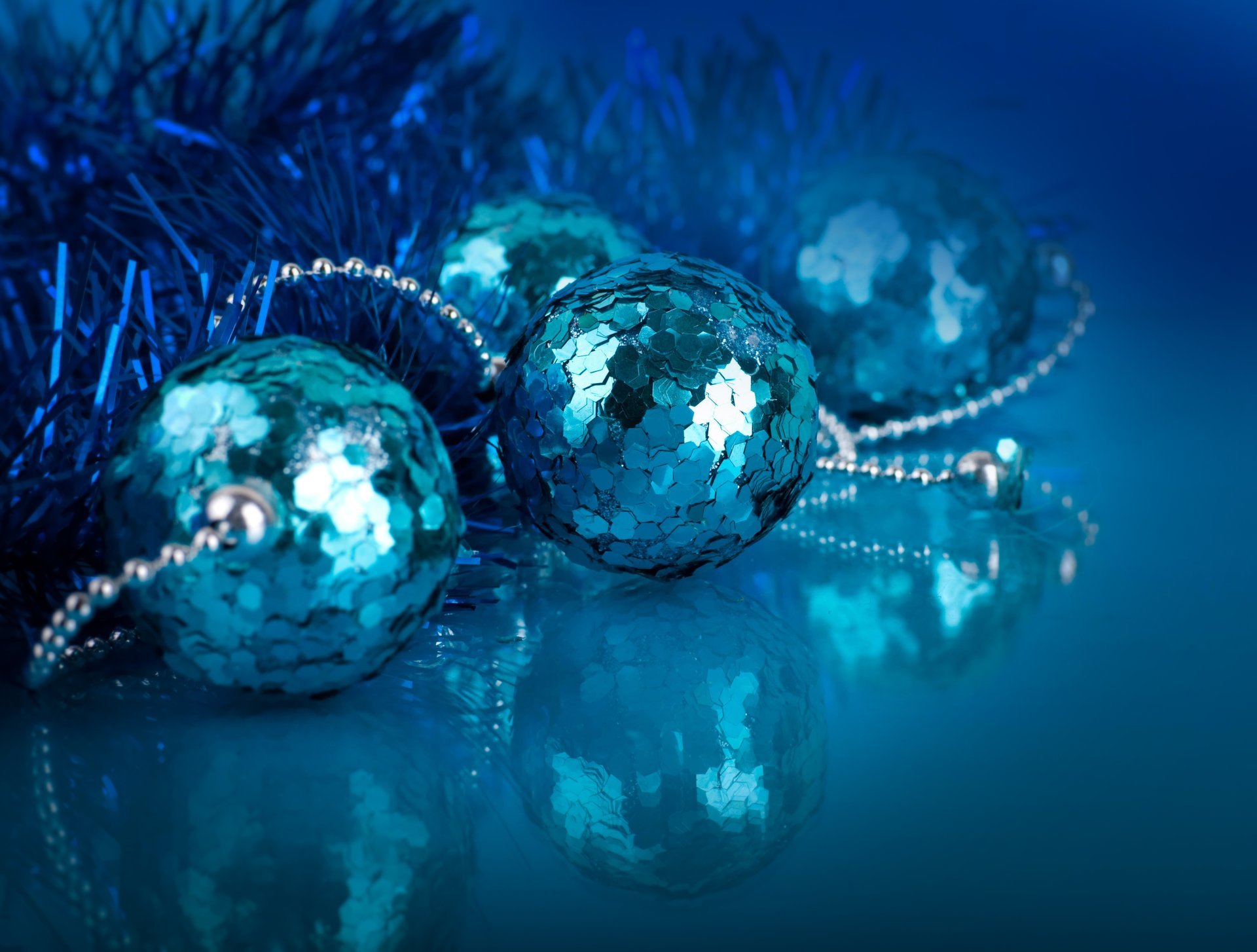 bolas azul lentejuelas árbol de navidad juguetes decoraciones fondo azul año nuevo navidad