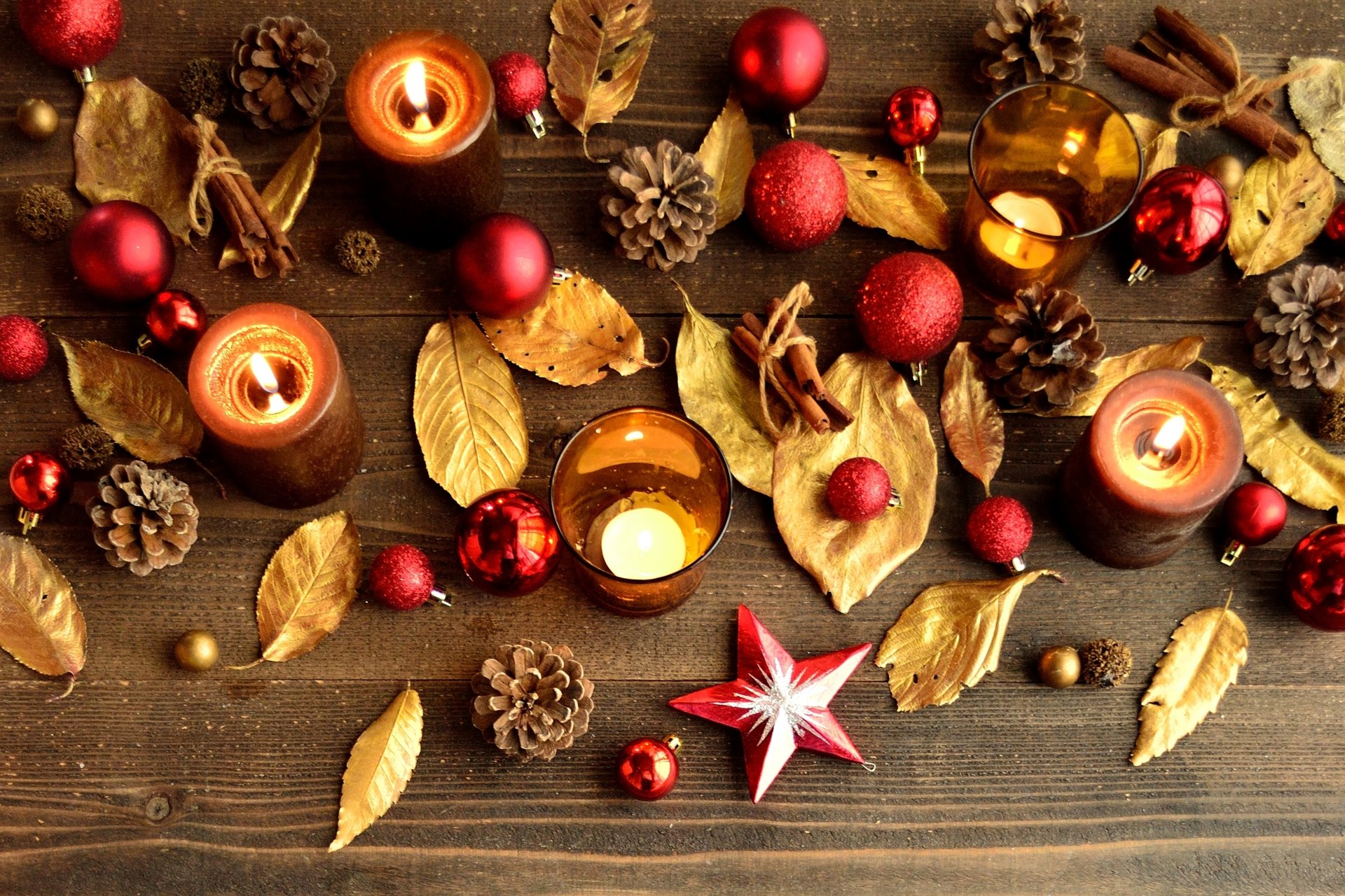 velas hojas oro conos palos canela bolas rojo vacaciones año nuevo navidad