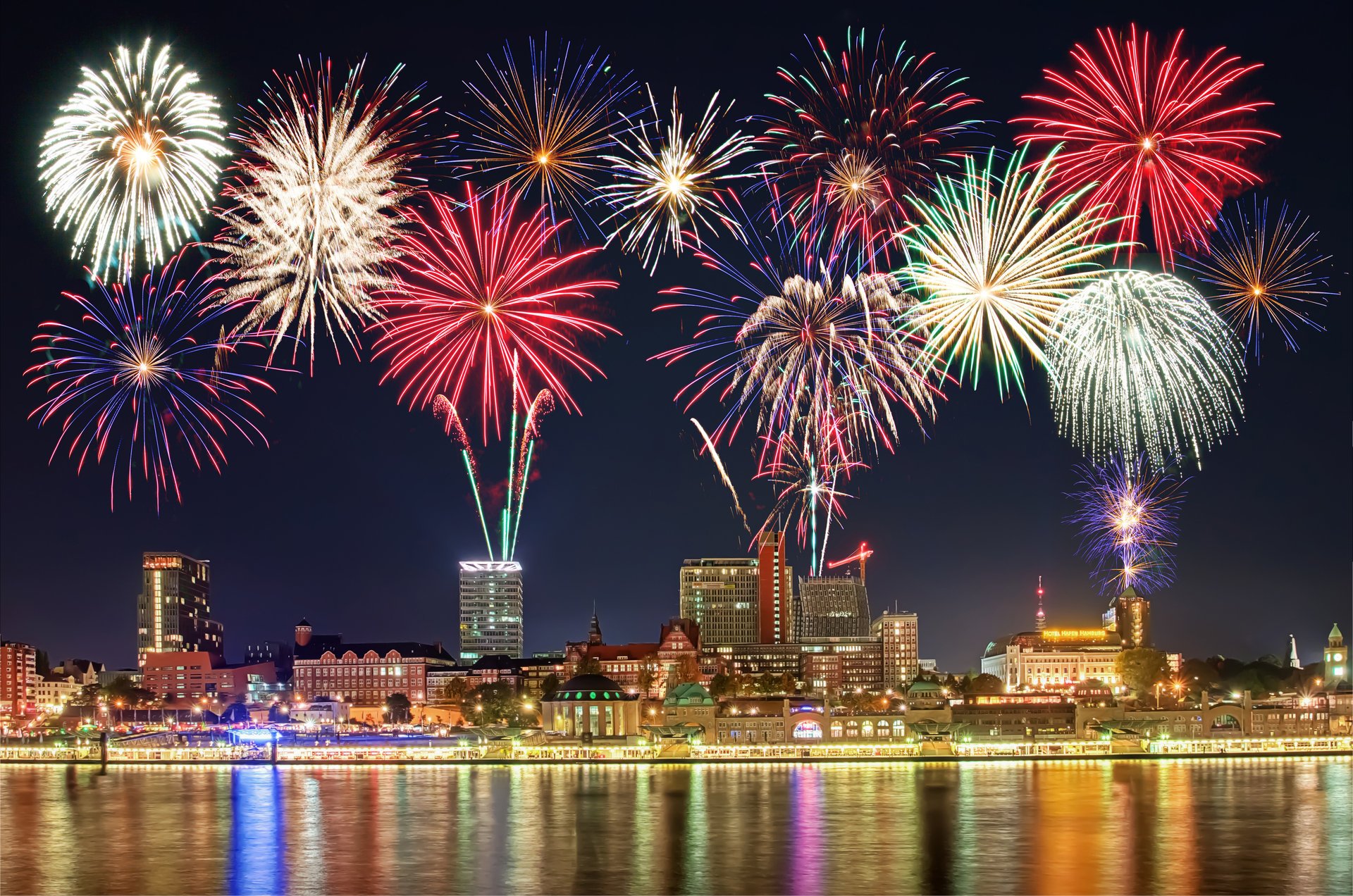 neujahr feuerwerk mitternacht laternen gebäude stadt lichter gebäude städte