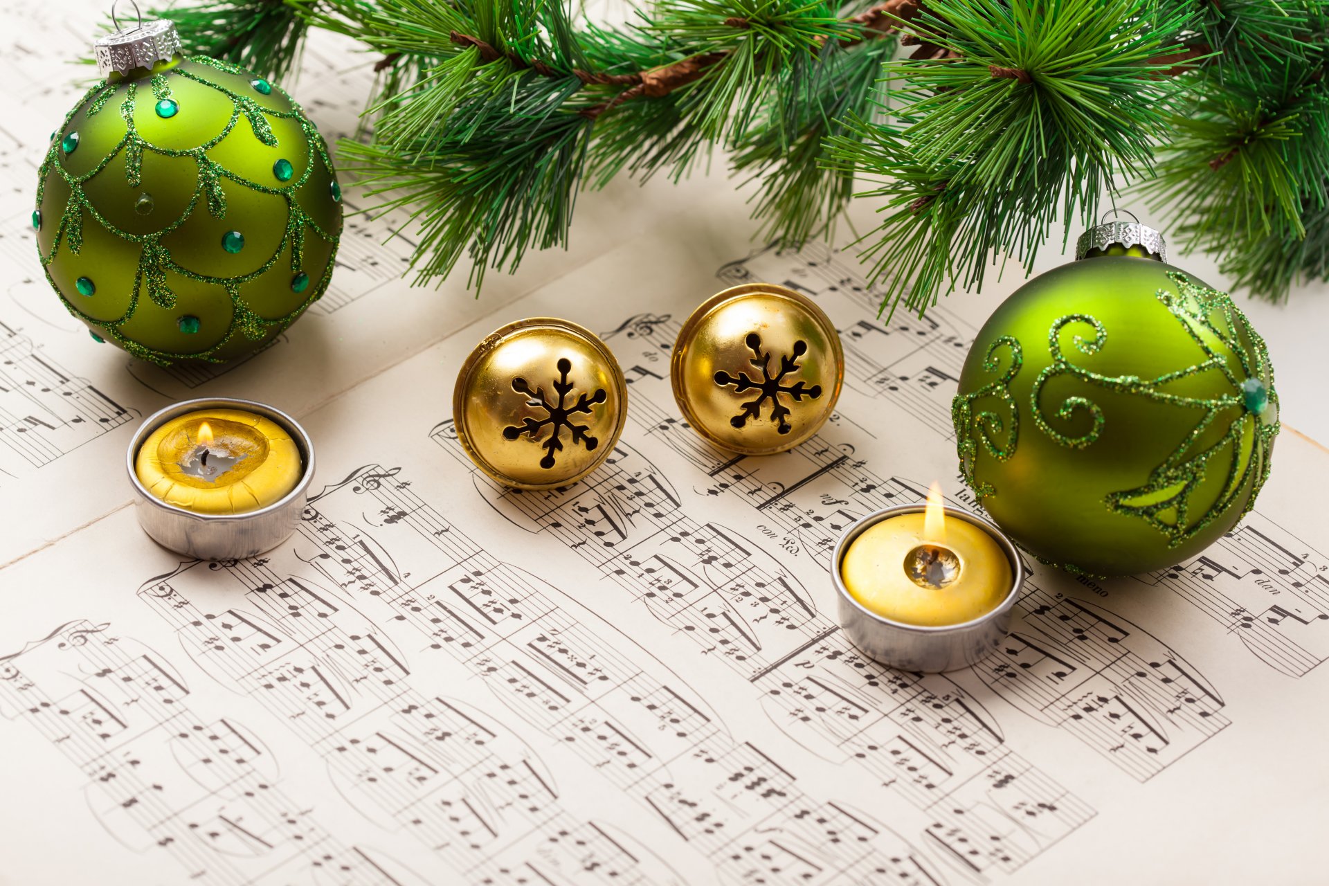 bolas bolas verde patrón velas campanas notas musicales rama abeto vacaciones invierno año nuevo navidad