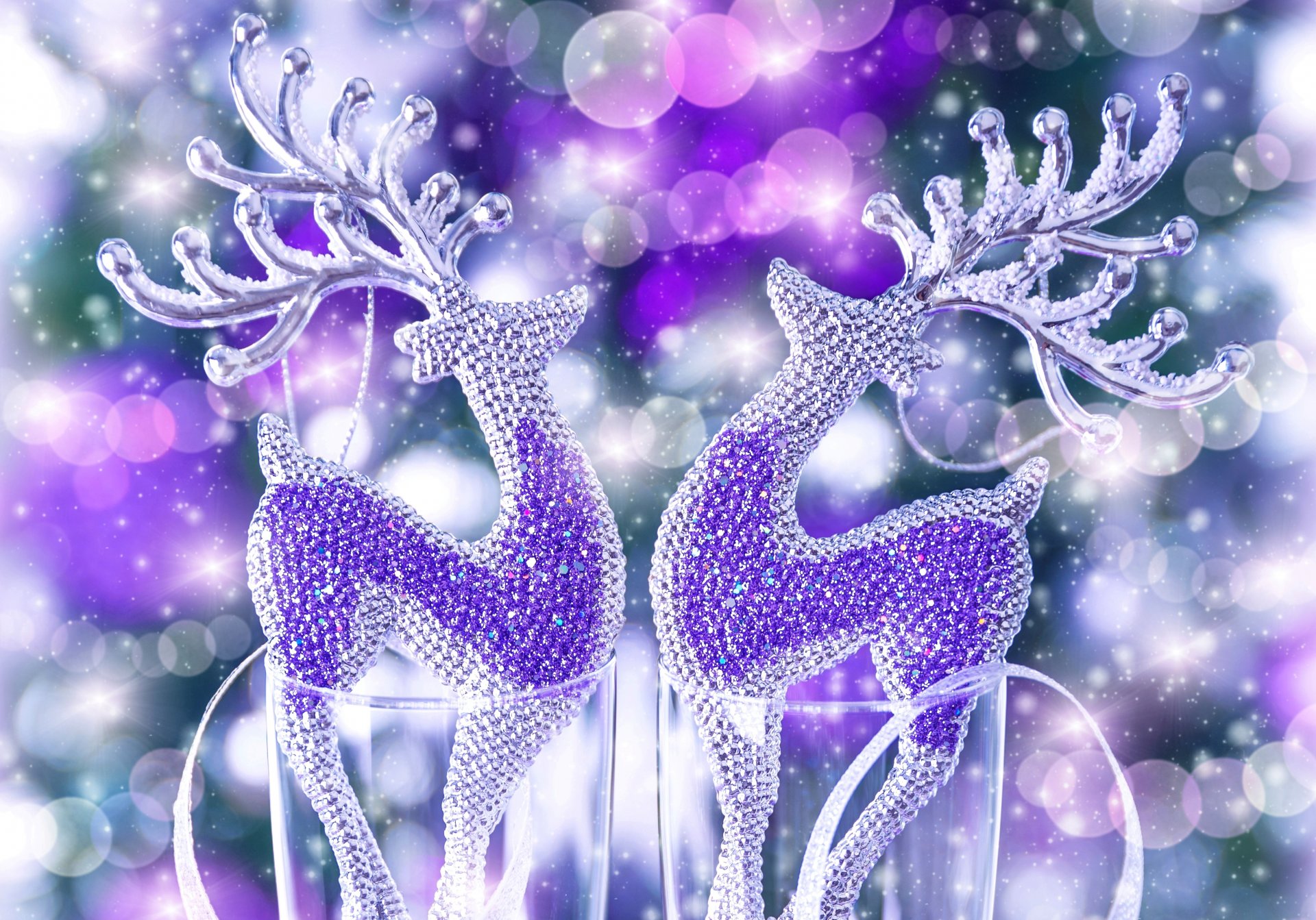 nuovo anno natale inverno vacanze giocattoli renna viola pietre strass paillettes glitter bicchieri bokeh decorazioni