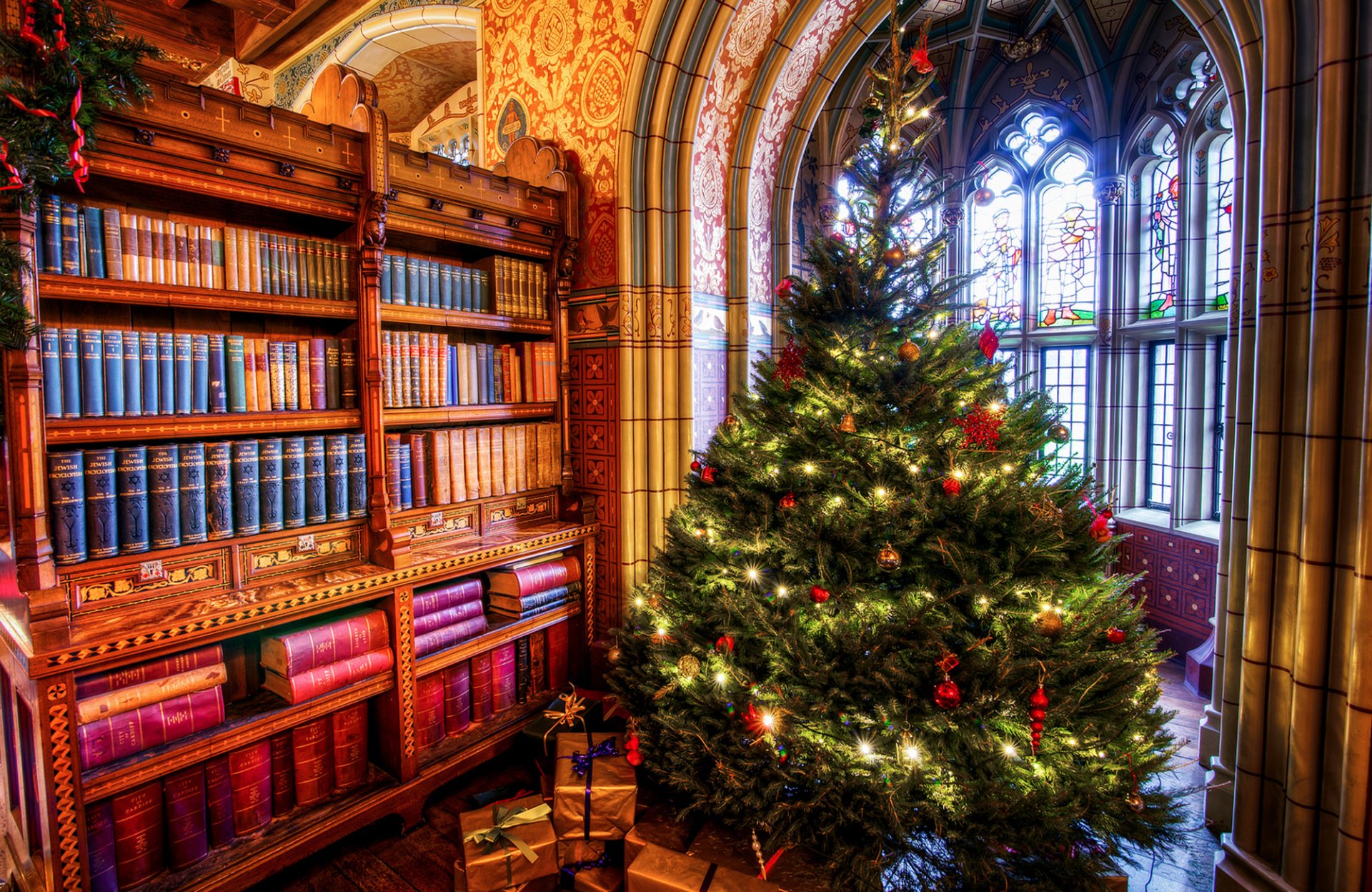 vacances nouvel an noël arbre de noël cadeaux chambre placard livres arche fenêtre fresque