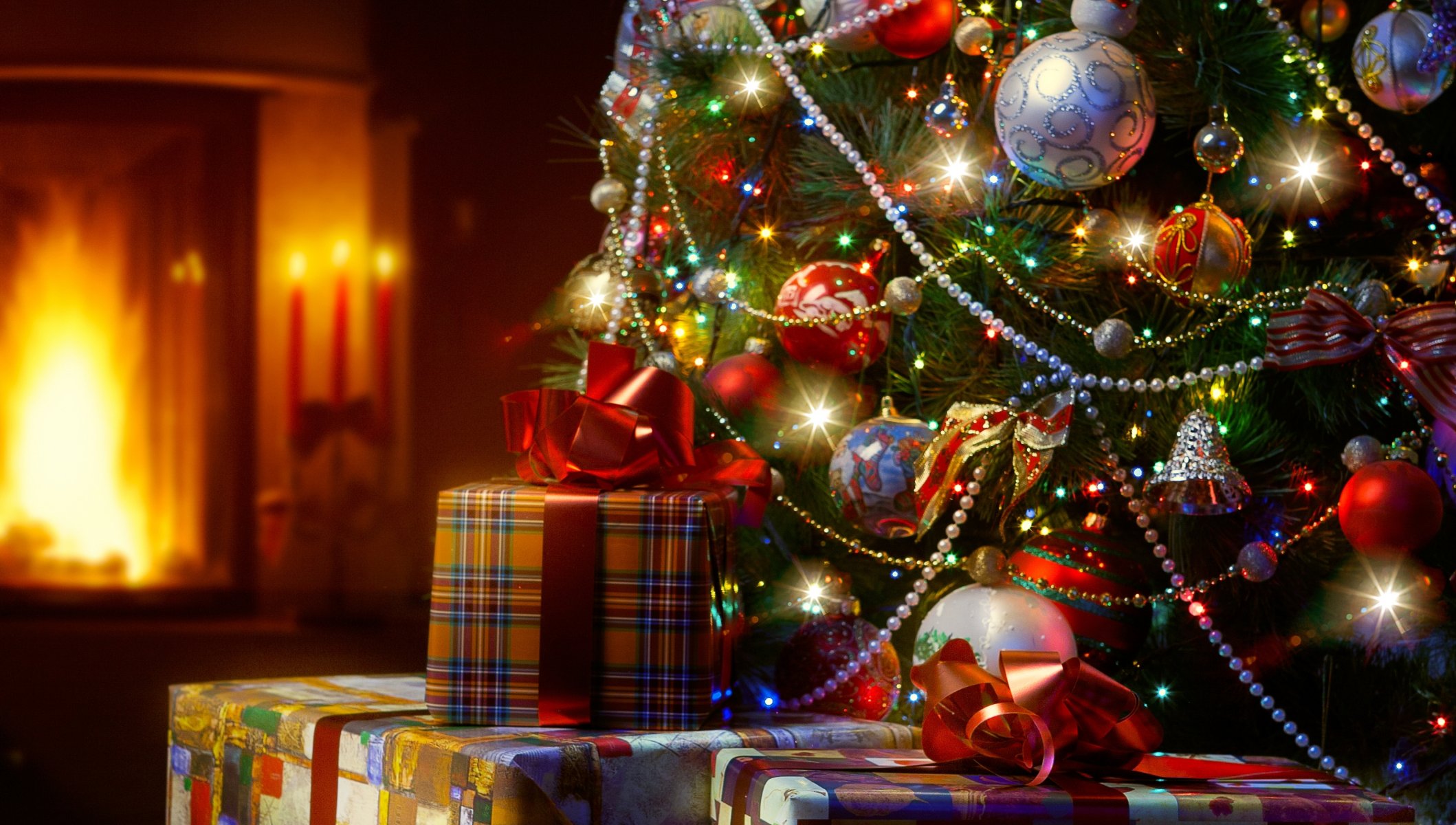 nouvel an joyeux noël arbre de noël décoration boules de lumière lanternes bougies cadeaux cheminée nouvel an noël arbre de noël boules de lumière