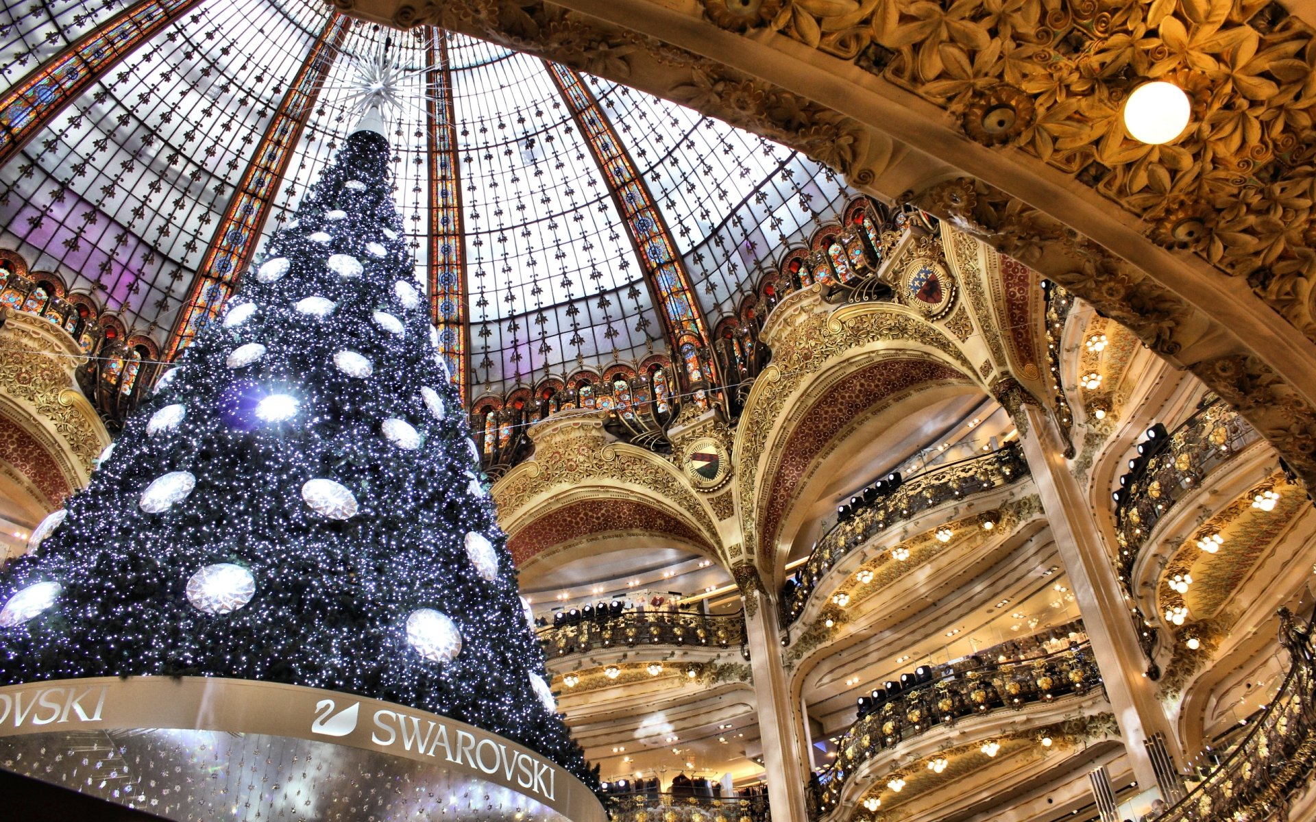 neujahr paris frankreich weihnachtsbaum swarovski galerie lafayette