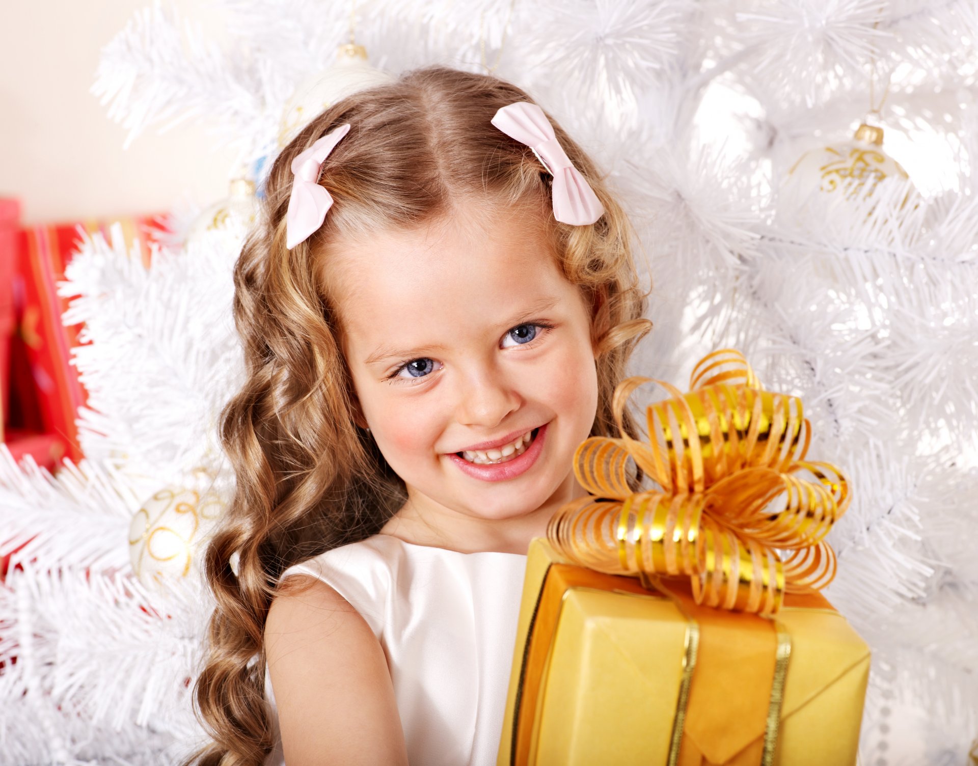 fille enfant sourire enfants arcs boucles arbre de noël cadeau vacances nouvel an noël