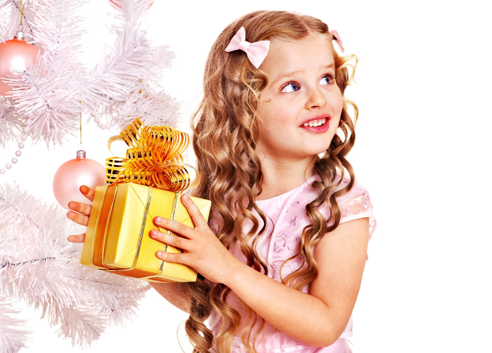 ragazza bambino sorriso bambini archi riccioli albero di natale regalo vacanze capodanno natale