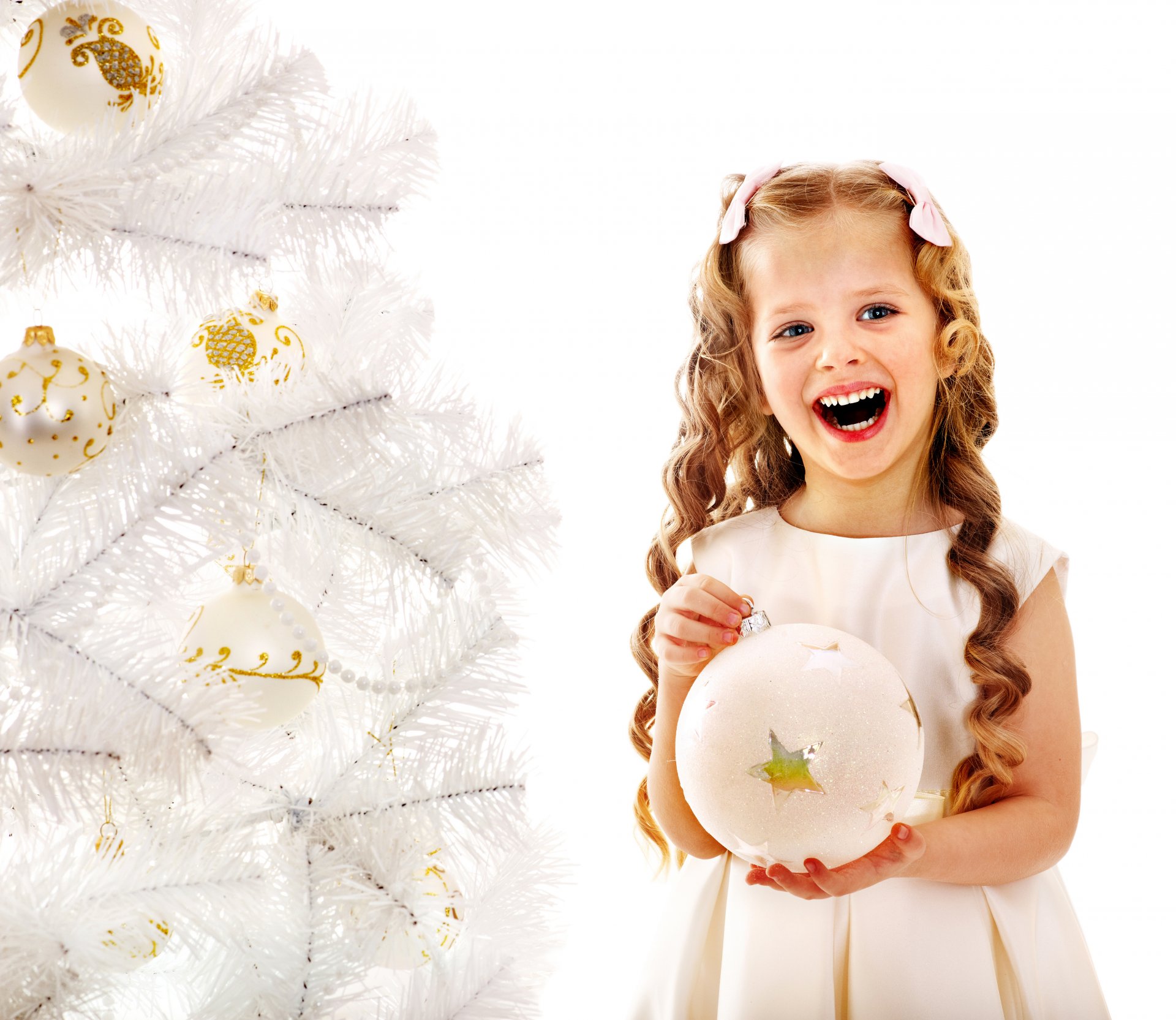 mädchen kind lächeln kinder bögen locken weihnachtsbaum geschenk feiertage neujahr weihnachten