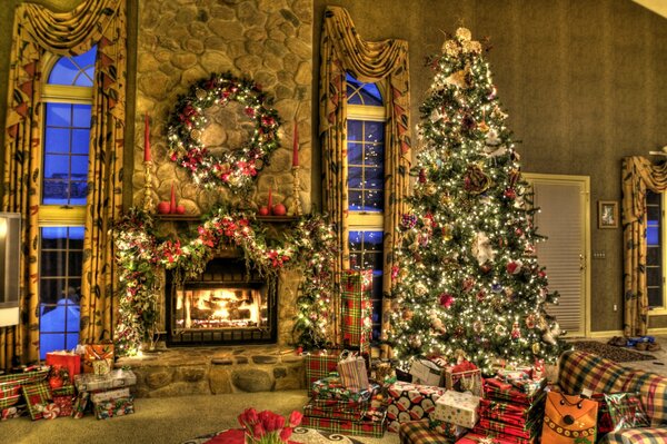 Le nouvel an est une fête avec une cheminée chaude, un arbre de Noël et des cadeaux