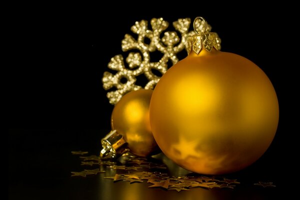 Gold-colored Christmas tree toys