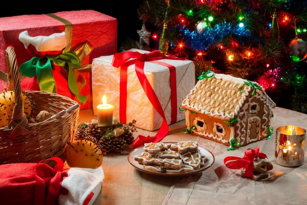 Cadeaux de bougie de foie de Noël et panier avec des oranges