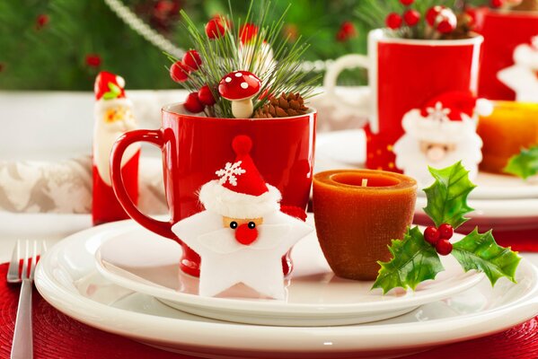 Вариант сервировки праздничного новогоднего стола с шишками, ветками, ягодами и свечами