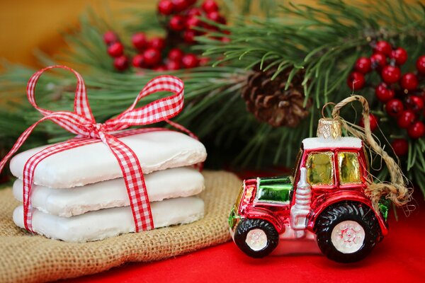 Juguete de árbol de Navidad y galletas en el fondo de un abeto de Navidad